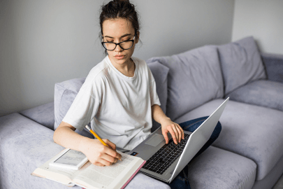 Jovem com laptop estudando 